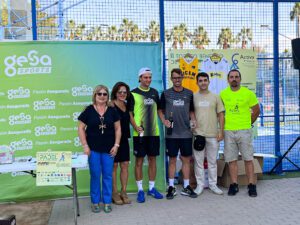 Pareja de Gesa Sports recibiendo el premio de subcampeones en el II Torneo Benéfico de Pádel en Murcia